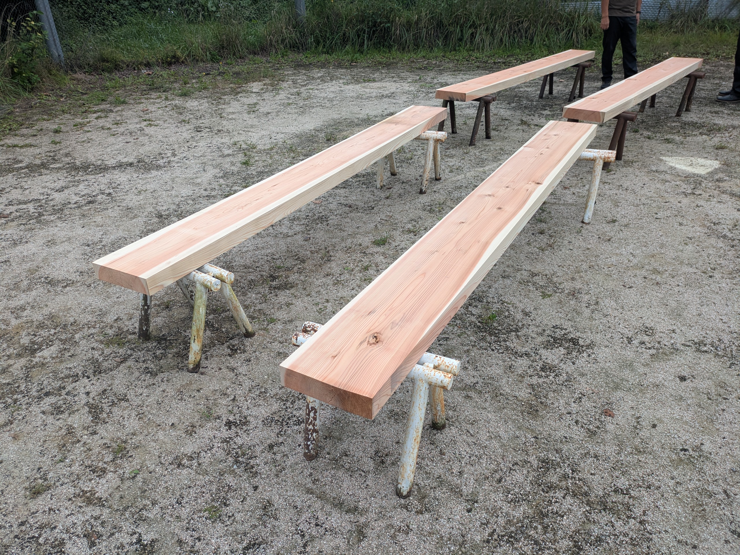 2025年10月8日 新見市立野馳小学校へ木製ベンチを寄贈しました | 戸川木材